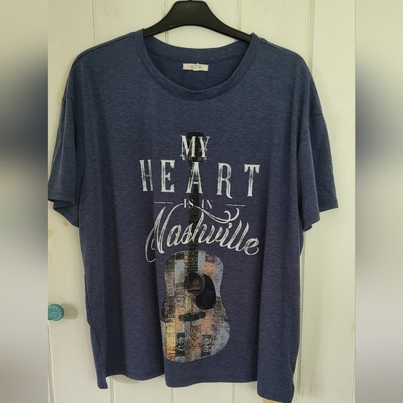 My Heart Is In Nashville Graphic Tee NWOT - Picture 3 of 9